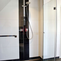 Duschenpanel mit lackiertem Glas