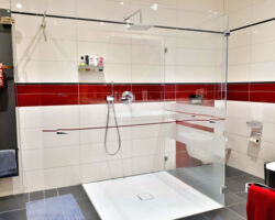 Barrierefreie offene Glasdusche mit Dekor (gleich Fliesendekor)