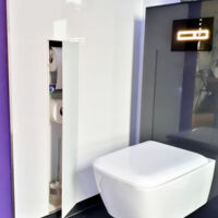 WC-Bürste u. Papier in der Wand, flächenbündige Glastür in Farbe der Fliesen lackiert