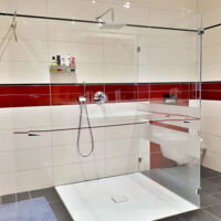 Barrierefreie offene Glasdusche mit Dekor (gleich Fliesendekor)
