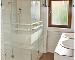 Ganzglasdusche mit Wunschdekor