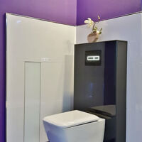 WC-Verkleidung_Vorwandinstallation mit lackiertem Glas