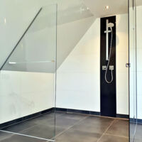 Duschenpanel mit lackiertem Glas