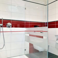 Barrierefreie offene Glasdusche mit Dekor (gleich Fliesendekor)