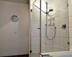 Eckdusche an Badewanne