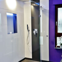 Duschenpanel mit  lackiertem Glas