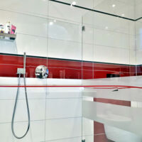 Barrierefreie offene Glasdusche mit Dekor (gleich Fliesendekor)