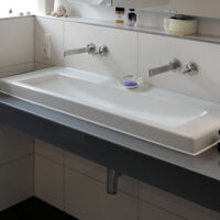 Waschtischverkleidung mit lackiertem Glas